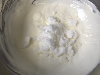 18、蜜桃乳酪派,奶酪糊中加入细沙糖，搅拌均匀