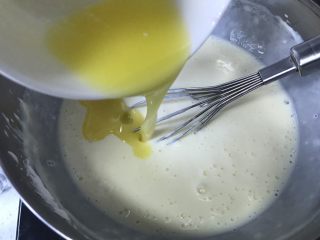 20、蜜桃乳酪派,加入液态黄油