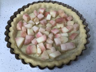 22、蜜桃乳酪派,派盘中放入蜜桃块