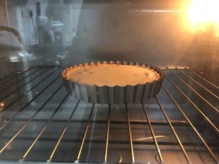 24、蜜桃乳酪派,放入180度上下火的烤箱中烘烤20分钟，烤箱需预热，表面微微焦黄即可。时间不够可以延长。