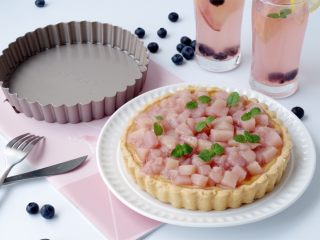 26、蜜桃乳酪派,将糖水蜜桃放在派上，点缀薄荷叶