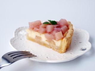 27、蜜桃乳酪派,切块食用