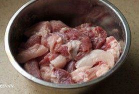 4、鲜肉棕,双手揉捏3分钟左右,直到肉块出现“小白泡”为止