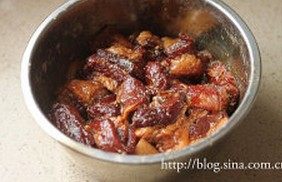 5、鲜肉棕,倒入适量老抽和生抽,揉捏拌匀后腌渍片刻