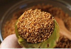 8、鲜肉棕,铺上糯米,同勺子压实