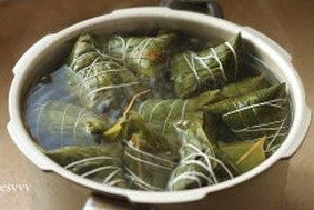 12、鲜肉棕,将包好的粽子放进高压锅,将事先煮开的水倒入,没过粽子