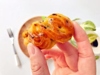 7、宝宝辅食：红薯芝麻曲奇,轻轻取下来即可