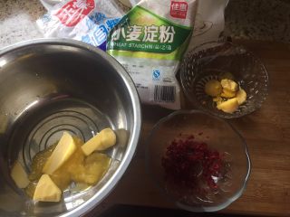 1、蔓越莓玛格丽特,准备好各种食材，称量好，备用；蔓越莓切成小丁；