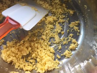 2、蔓越莓玛格丽特,蛋黄两个，先用刮刀，弄碎；