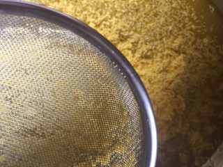 4、蔓越莓玛格丽特,筛入两个蛋黄，用筷子搅拌均匀；