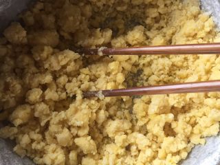 5、蔓越莓玛格丽特,再筛入低粉和玉米淀粉，搅拌，