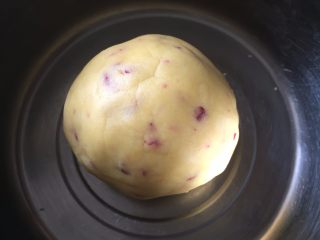 7、蔓越莓玛格丽特,再揉成一个面团，放入冰箱冷藏30分钟；