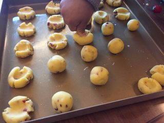 8、蔓越莓玛格丽特,准备好烤盘，冷藏的面团取出来，挖小块，揉成一个小球，用大拇指按压成形；