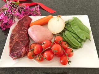 1、蔬菜牛肉汤煲,准备食材：以上6种食材（西红柿也可以用大的，土豆也可以用黄色皮的）