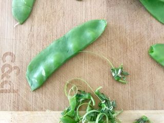 5、蔬菜牛肉汤煲,荷兰豆摘去2头，在摘取的时候，可以撕下边边的荆，如图上????