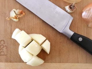 6、蔬菜牛肉汤煲,然后，撕去洋葱皮，切小块备用，