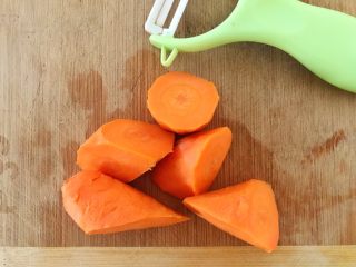 7、蔬菜牛肉汤煲,胡萝卜削皮后切滚刀块备用，