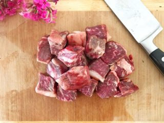11、蔬菜牛肉汤煲,牛肉切成一口大小备用。