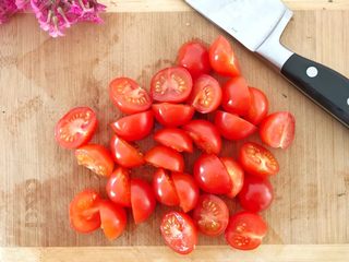 8、蔬菜牛肉汤煲,小西红柿对半切开（大西红柿切滚刀块就可以了），