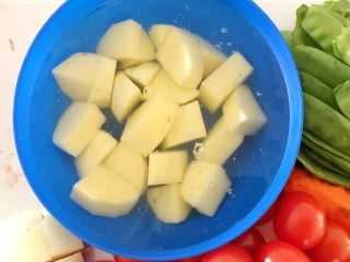 10、蔬菜牛肉汤煲,浸泡在清水中备用，