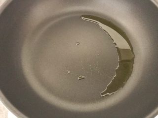 12、蔬菜牛肉汤煲,现在我们开大火，倒入橄榄油，