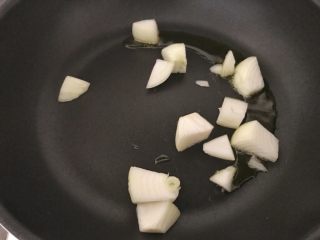 13、蔬菜牛肉汤煲,油温5成热时，转中小火，把洋葱加进来，煸炒至透明，