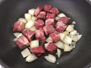 14、蔬菜牛肉汤煲,再把牛肉加进来，