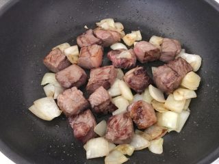 15、蔬菜牛肉汤煲,直至牛肉变色，