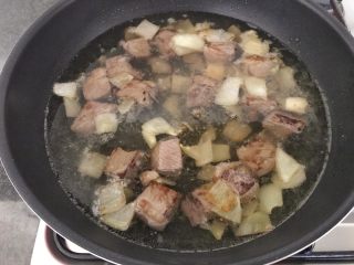 16、蔬菜牛肉汤煲,再加入开水，转大火，（开水大概莫过食材就可以），