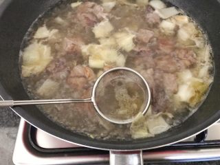 17、蔬菜牛肉汤煲,撇去浮沫，