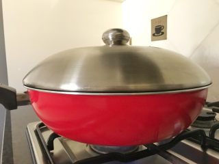 20、蔬菜牛肉汤煲,盖上锅盖转中小火焖煮20-40分钟（看牛肉的成熟度而定），