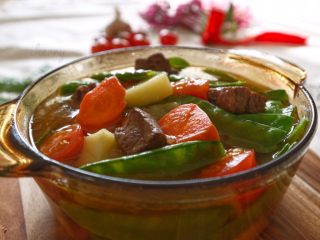 21、蔬菜牛肉汤煲,当第一次需要加入土豆和胡萝卜，还有一半西红柿的时候，我们来换一个漂亮的炖锅，然后煮2分钟，再加入剩下的一半西红柿和荷兰豆，盖上锅盖，焖上5分钟，出来的色彩就会很漂亮，而且荷兰豆吃上去是脆脆的，除非亲您不讲究色彩，就喜欢吃酥酥软软，那就多煮一会儿吧????