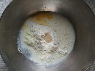 1、迷你汉堡,将汉堡原料除黄油外，全部称量准备后混合。