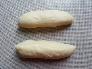 5、迷你汉堡, 将面团一分为二。