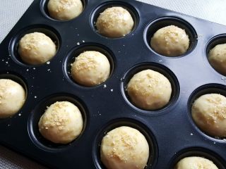 8、迷你汉堡,二次发酵结束后，表面刷蛋液撒上小麦胚芽进行装饰