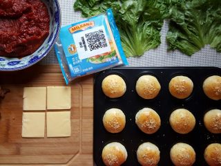 10、迷你汉堡, 当汉堡胚烤好后，准备制作汉堡所需要的蔬菜与奶酪片等。