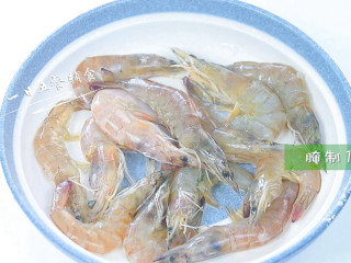 4、茄汁大虾,加料酒和生粉，腌制15分钟。