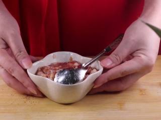 3、蒸豆腐的新吃法，口感嫩滑好吃爽口,用勺子将肉馅拌匀后腌制备用。