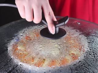 12、蒸豆腐的新吃法，口感嫩滑好吃爽口,盖上盖子，锅上气后蒸个7分钟左右就可以啦。