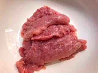 6、黑胡椒猪排,全部锤好放入碗里