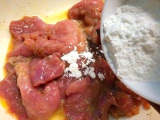 12、黑胡椒猪排,放入15g淀粉