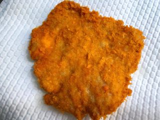 16、黑胡椒猪排,用厨房纸巾吸掉多余的油