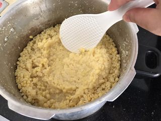 4、绿豆糕～蔓越莓版,今天我还是用高压锅煮的，煮熟后，可以用大勺子或饭勺直接捣压烂