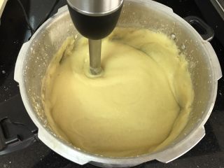 6、绿豆糕～蔓越莓版,看，料理棒打完后，超级细腻柔滑，这时已是一股清香扑鼻