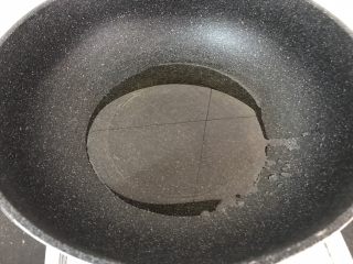 7、绿豆糕～蔓越莓版,接下来，锅里加入80g玉米油