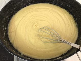 12、绿豆糕～蔓越莓版,先中小火边煮边搅拌，预防粘㡳烧糊