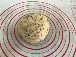 15、绿豆糕～蔓越莓版,揉均匀，貌似蔓越莓加多了，没关系自己吃料足才是硬道理????