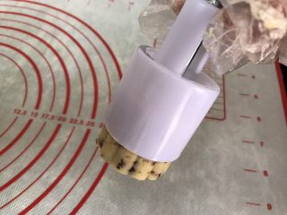 19、绿豆糕～蔓越莓版,再提起模具轻推弹簧柄将绿豆糕推出来