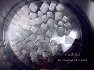 1、芒果冰激凌,清水加冰糖、葡萄糖小火煮几分钟溶解。