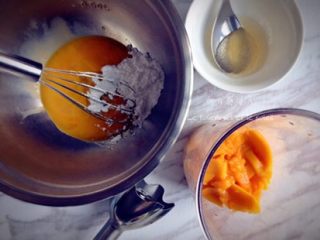 2、芒果冰激凌,吉利丁加凉开水泡发,芒果去皮去核搅拌成泥,蛋黄加糖粉打至发白。